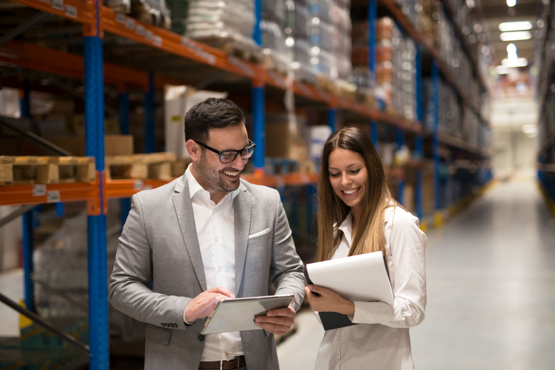 jecutivos revisan inventario con tablet en bodega 3pl para logística y distribución en guatemala