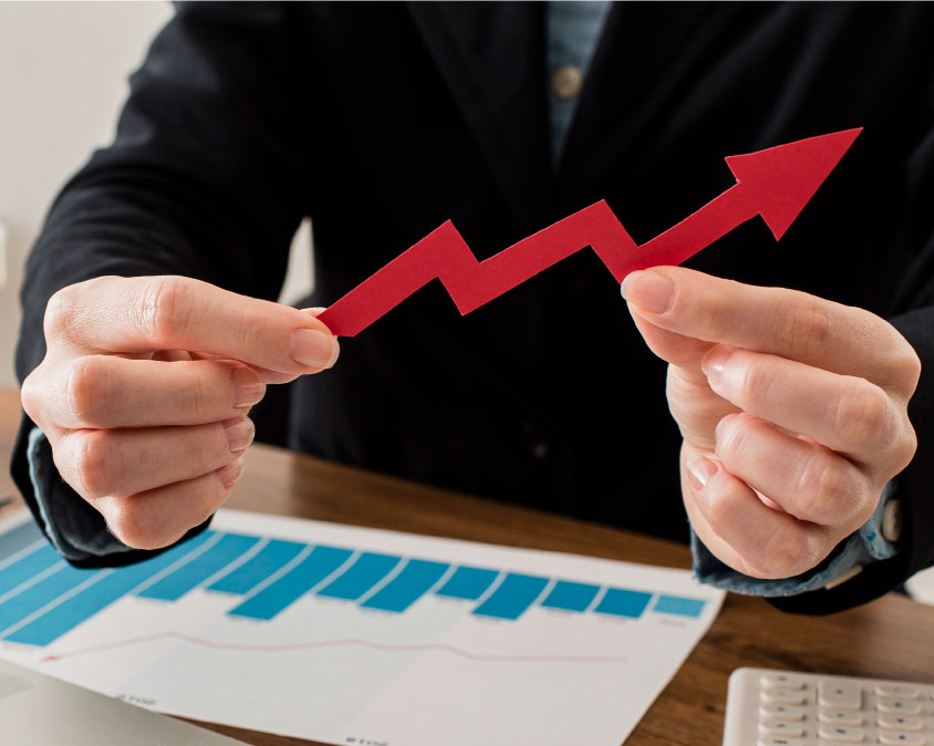 cliente sostiene flecha ascendente que simboliza crecimiento de ventas en guatemala con distribuidora dallari