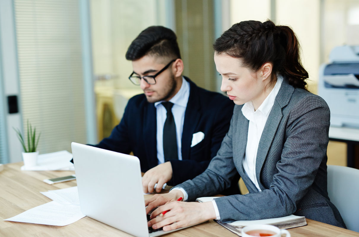Equipo de profesionales especializados en asesoría regulatoria sanitaria en Guatemala brindando consultoría personalizada para registro sanitario y licencias sanitarias